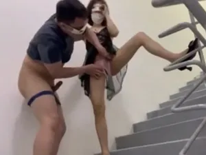 Hai bà xã chồng yêu đụ trên cầu thang cực phê