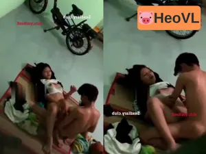 Quay lén hai em học sinh vụng trộm trong trọ