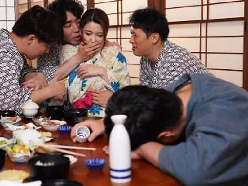 đưa vợ yêu đi suối nước nóng, chồng không biết người vợ bị người khác trả bài sấp mặt