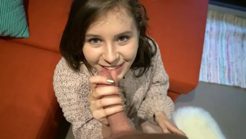 Bắn tinh ngập chiếc lồn hồng của ghệ dễ thương