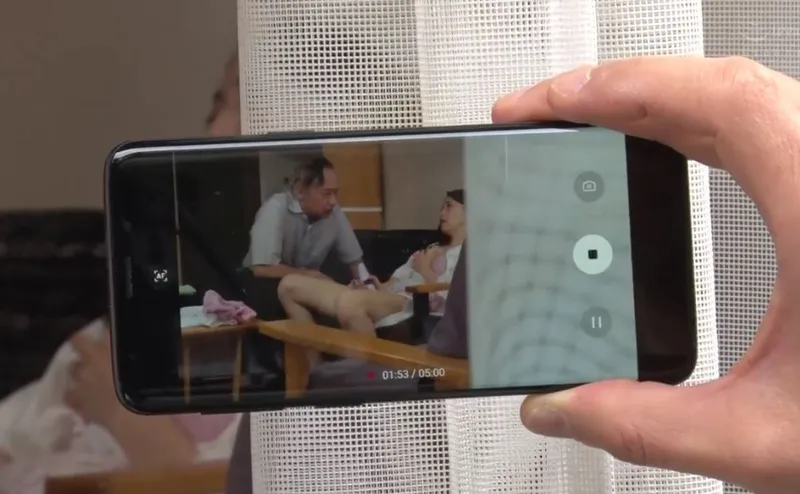 Bạn gái của con trai gian díu với bố gã chồng bị gã quản lý khu phố phát hiện